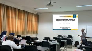 Dosen Manajemen Sumberdaya Akuatik UGM Berikan Pelatihan Penentuan Indeks Pencemar Air di Pusat Studi Lingkungan Hidup